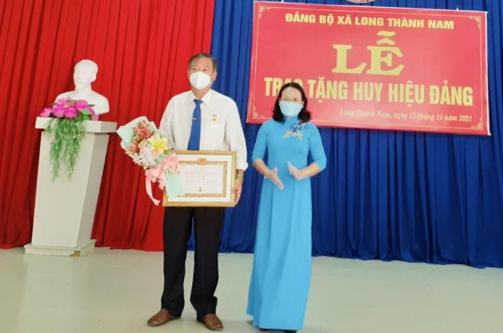 Đảng ủy xã Long Thành Nam trao huy hiệu 30 năm tuổi Đảng